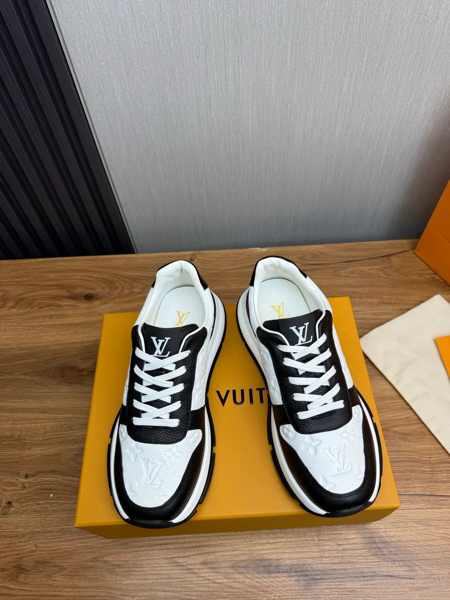 Men's men's shoes 💰840💰 LOUIS VUITTON [Luden Yiwei] The new trendy Lv is on the market 🎁, casual and fashionable men's shoes 👟Original 1:1 shipment✅ The upper is made of imported brand leather + cowhide lining, the original wear-resistant rubber outsole, the version is simple and elegant, exclusive for trendy men. 38-44 (customized at 38.45)